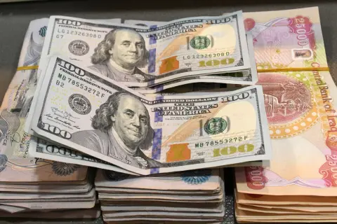 Stacks of US dollars and Iraqi dinars (IQD) are shown, hinting at forex trading.