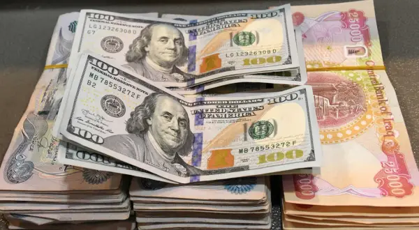 Stacks of US dollars and Iraqi dinars (IQD) are shown, hinting at forex trading.