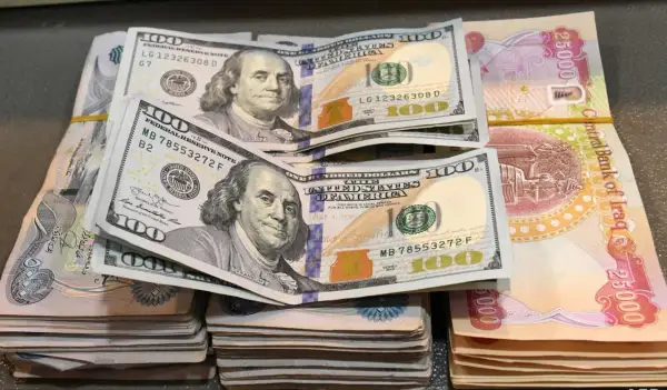 Stacks of US dollars and Iraqi dinars (IQD) are shown, hinting at forex trading.